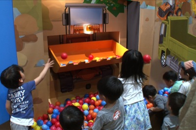 ショベルカーにボールをいれよう！