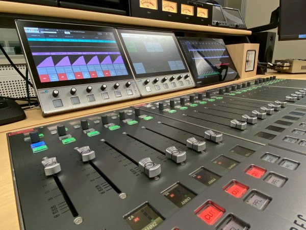 スタジオ音声卓