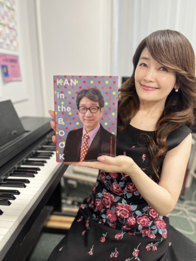 内山佳子をピアノを弾く