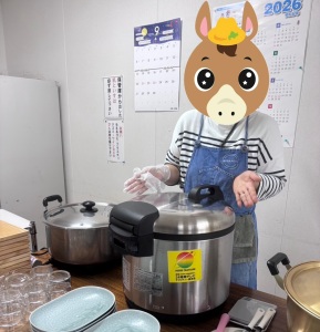 福井こども食堂はらぺこ に業務用炊飯ジャー、配膳用トレイを寄贈