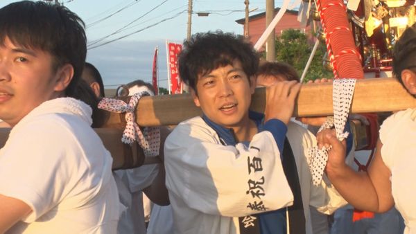 神輿を担ぐ前田