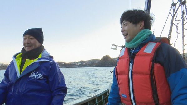 漁に出る前田と漁師さん