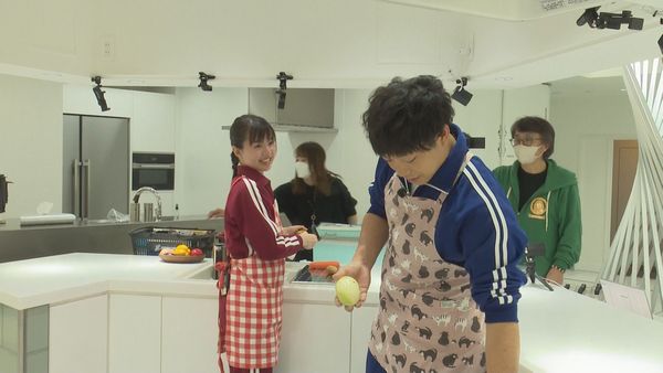 料理する前田と庭野アナ