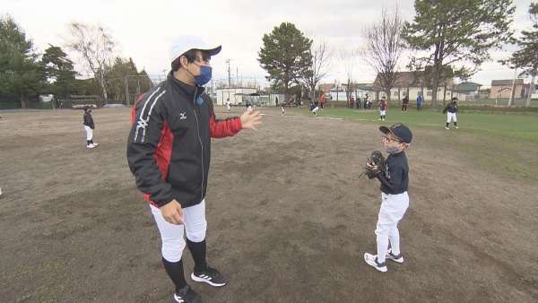 前田と小さな野球少年