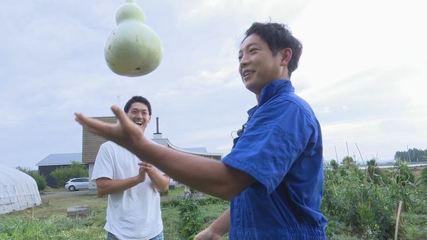 野菜の収穫をする前田裕太と桃野慎也