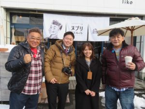 ロケ先で記念写真を。