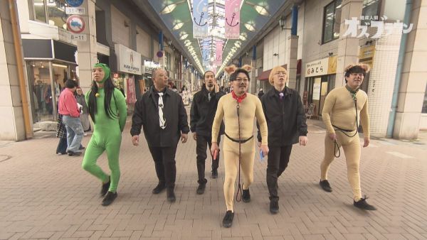 野犬2匹とカッパと黒服たち