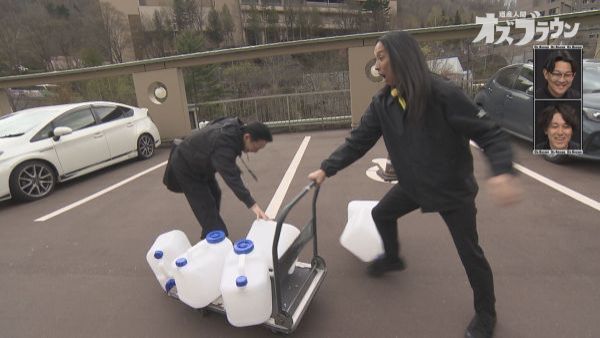 スタッフに攻撃する布川