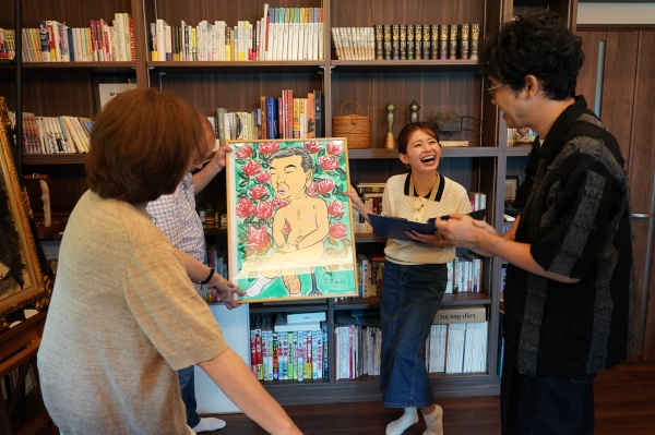 過去のYOYO'Sアート作品を見るヤマザキマリ