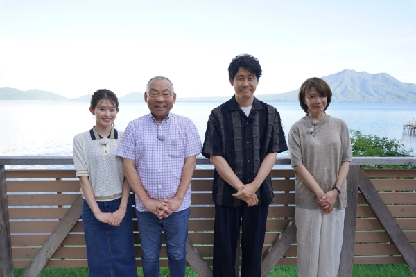 支笏湖をバックにマリさんとYOYO'S