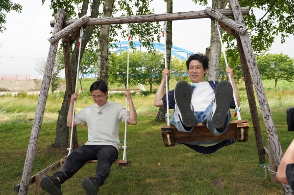 ブランコに乗る斎藤佑樹さんと大泉洋