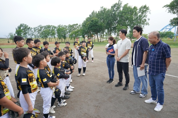 野球少年団とトーク中