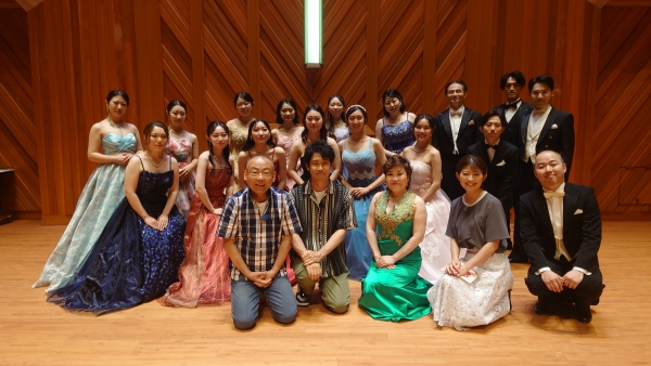 札幌大谷大学音楽学科の皆さんと集合写真