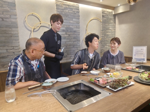 ラム肉を食べるＹＯＹＯ’Ｓ