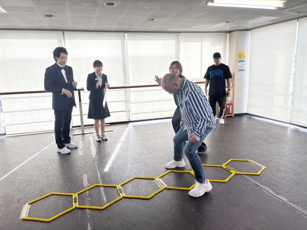 リズスポに苦戦する木村、見守る大泉と庭野ほのかアナ