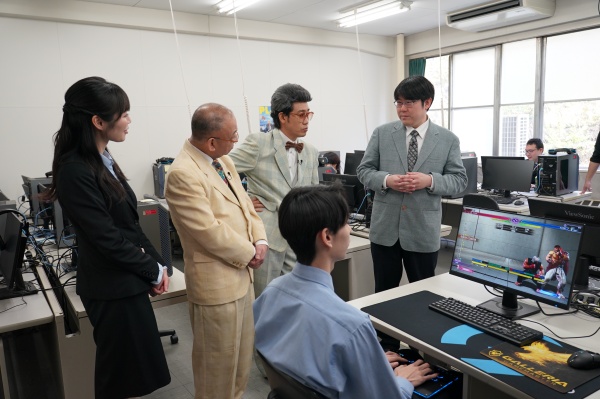 eスポーツをする高校生とYOYO'S