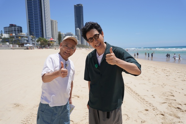 ゴールドコーストの砂浜に立つYOYO'S